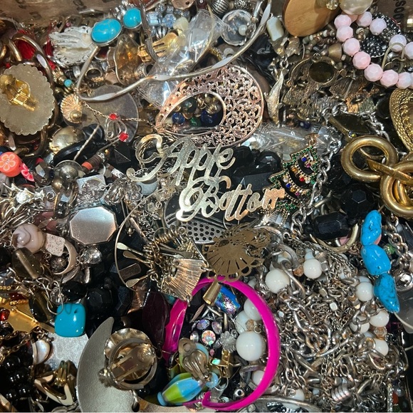 5 LBS Vintage to Now Wear Craft Scrap Repair Junk Drawer Jewelry Lot - Picture 2 of 7